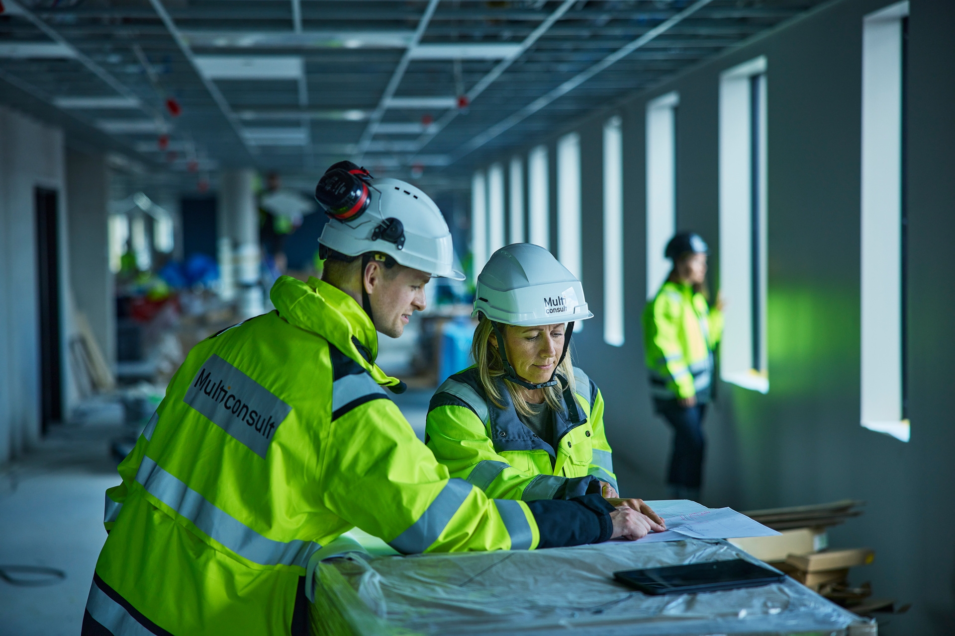 To personer i verneutstyr