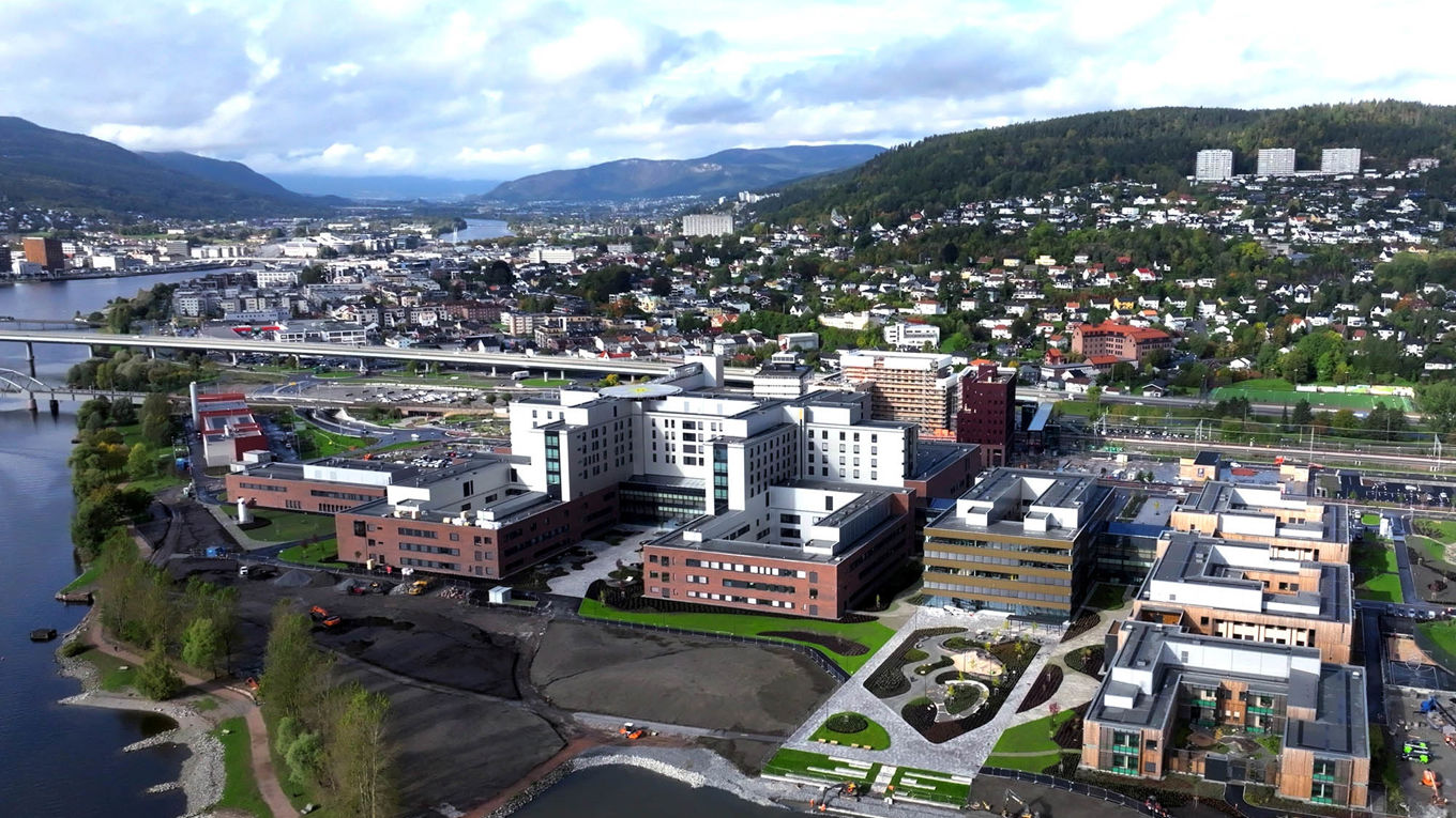 Drammen sykehus ligger tett på byen.