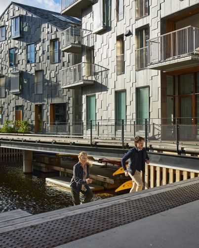 Personer på brygge ved Vannspeilet i Bispevika