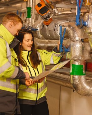 Medarbeidere på befaring i teknisk rom