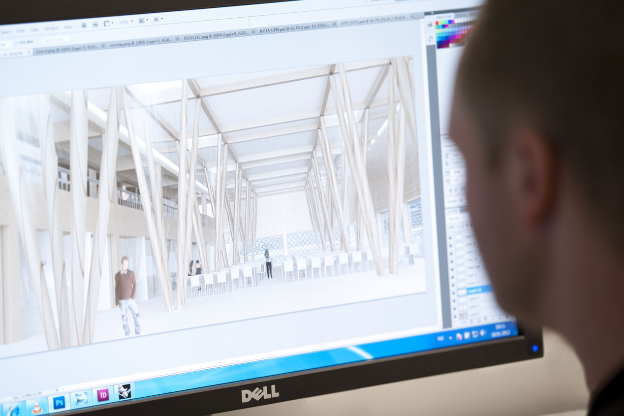 Bilde av person foran skjerm