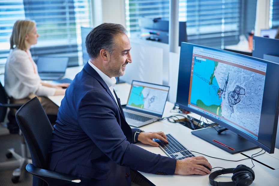 Medarbeidere i kontormiljø på Skøyen