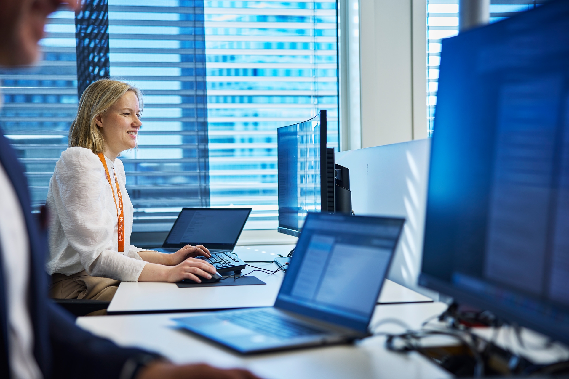 Person sitter foran PC