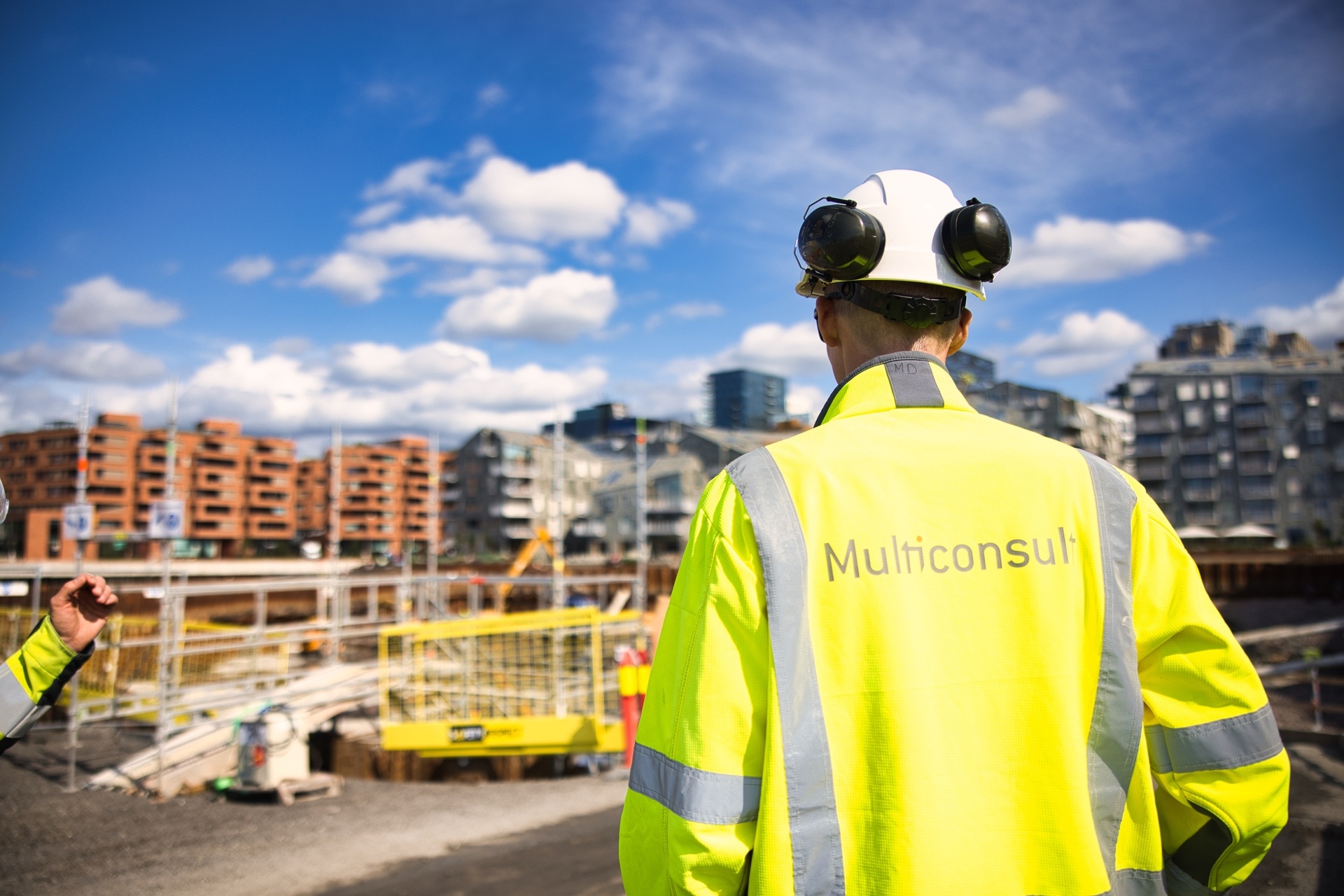 Multiconsult medarbeider på byggeplass