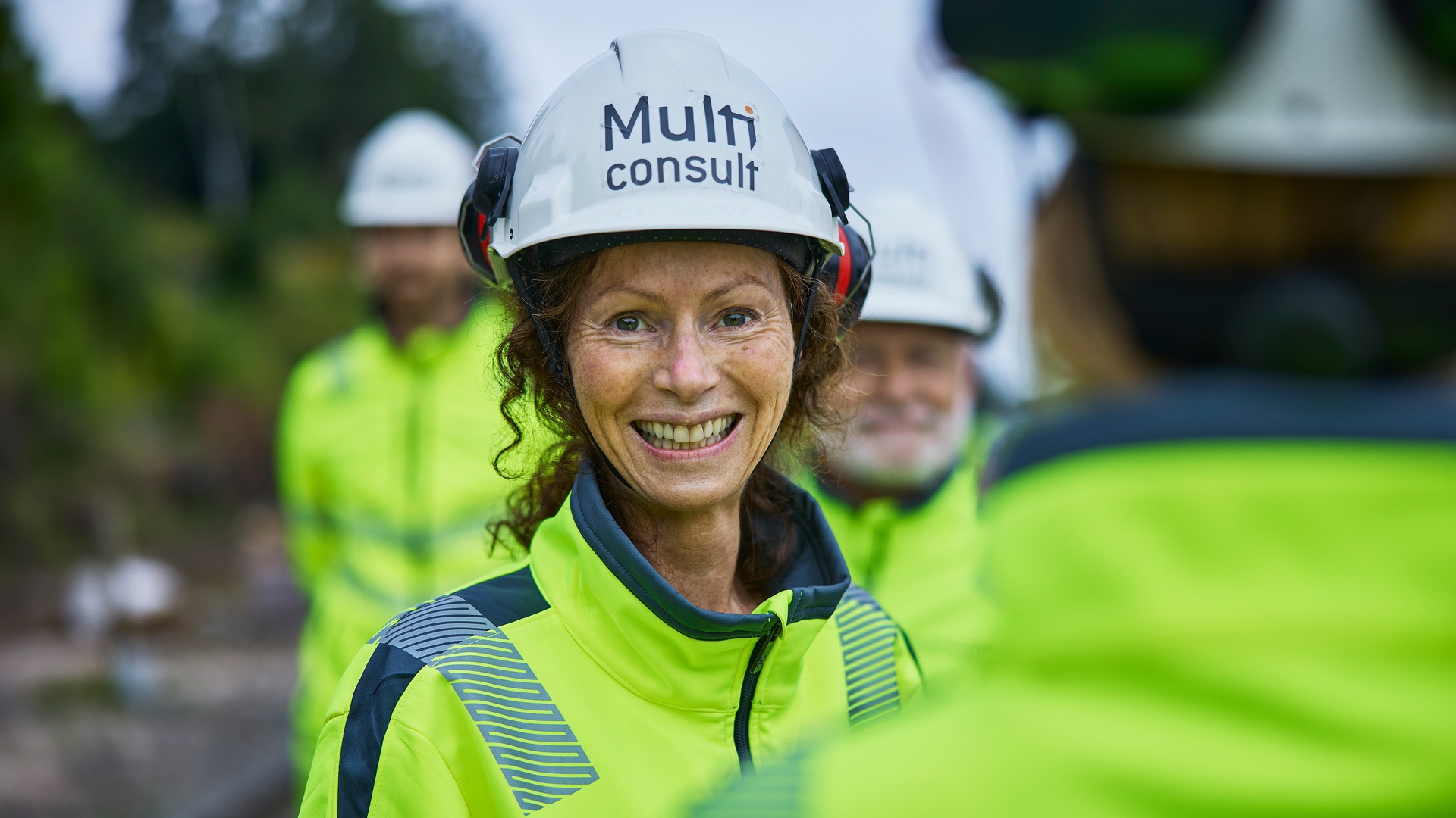 Bilde av erfaren medarbeider med hjelm