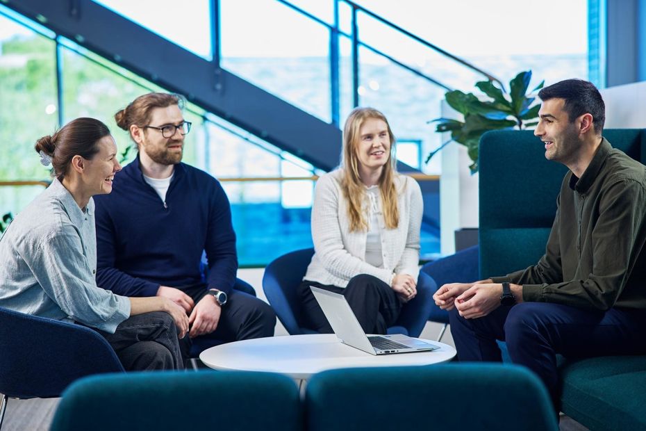 Fire mennesker rundt et bord