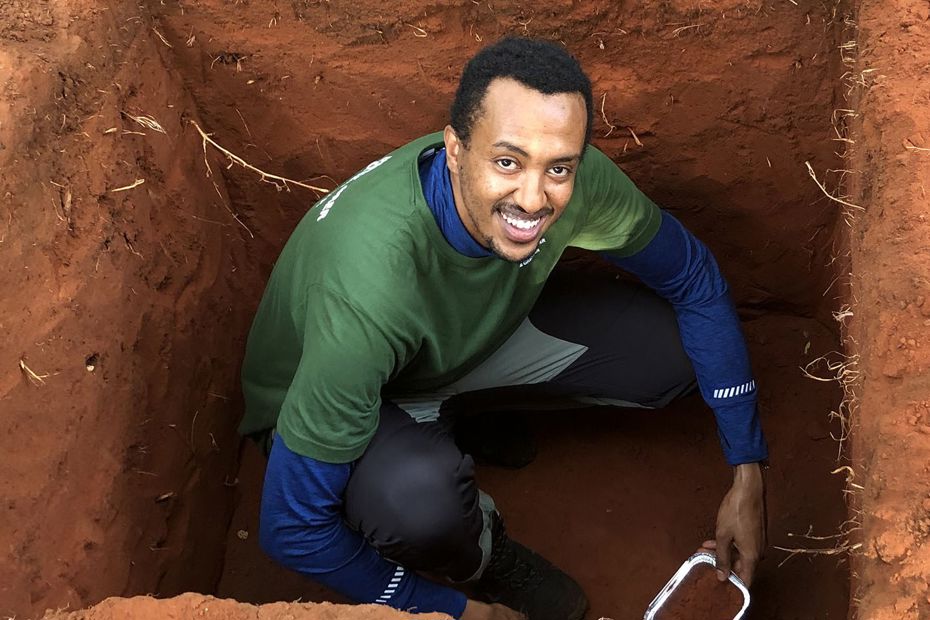 Mann som jobber med jordprøver