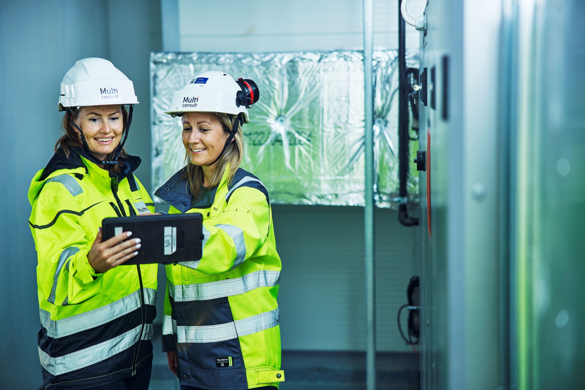 Ansatte på befaring iført vernetøy