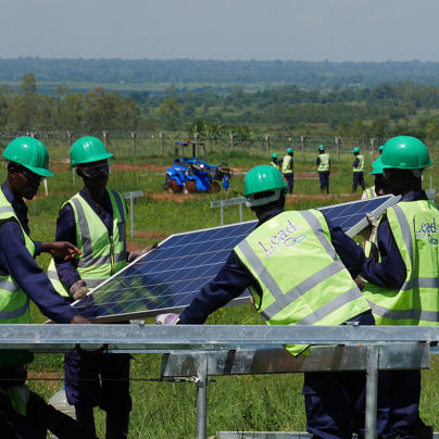 Menn som monterer solcellepaneler