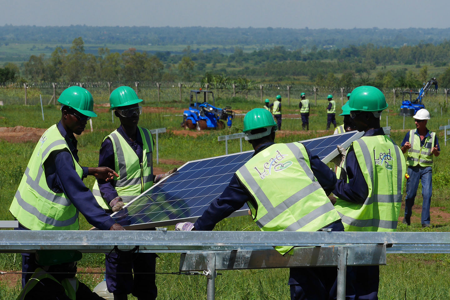 Menn som monterer solcellepaneler