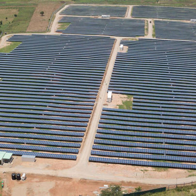 Flyfoto av en større solcellepark
