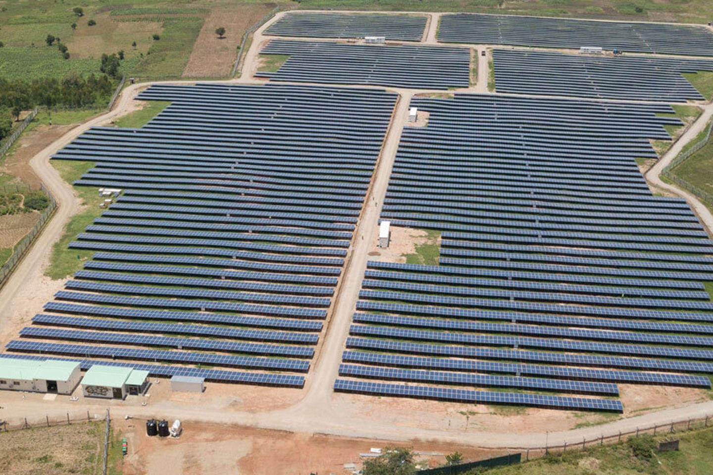 Flyfoto av en større solcellepark
