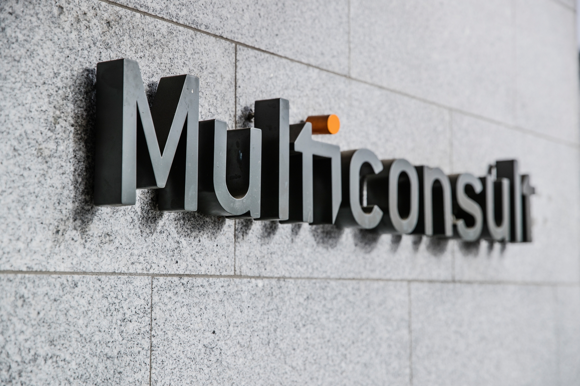 Multiconsult-logo på vegg
